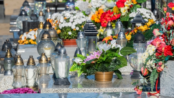 Przygotowanie nagrobka na wiosnę – o tym musisz pamiętać!